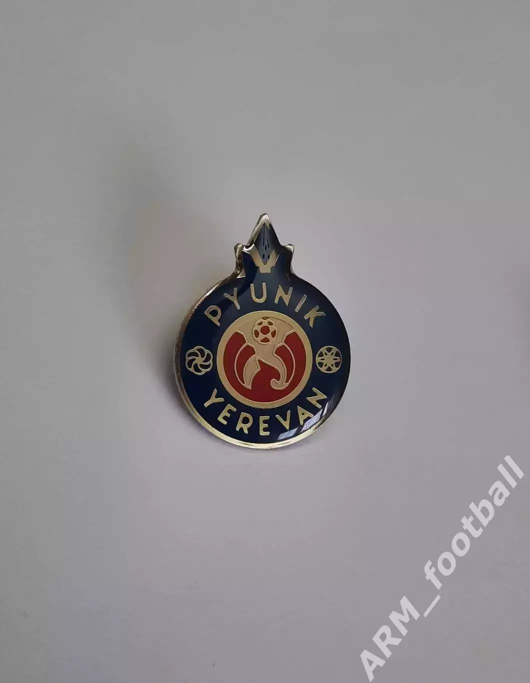АKЦИЯ до 31.12.2025 Официальный значок ФK ПЮHИK (Eреван, Армения) синий большой