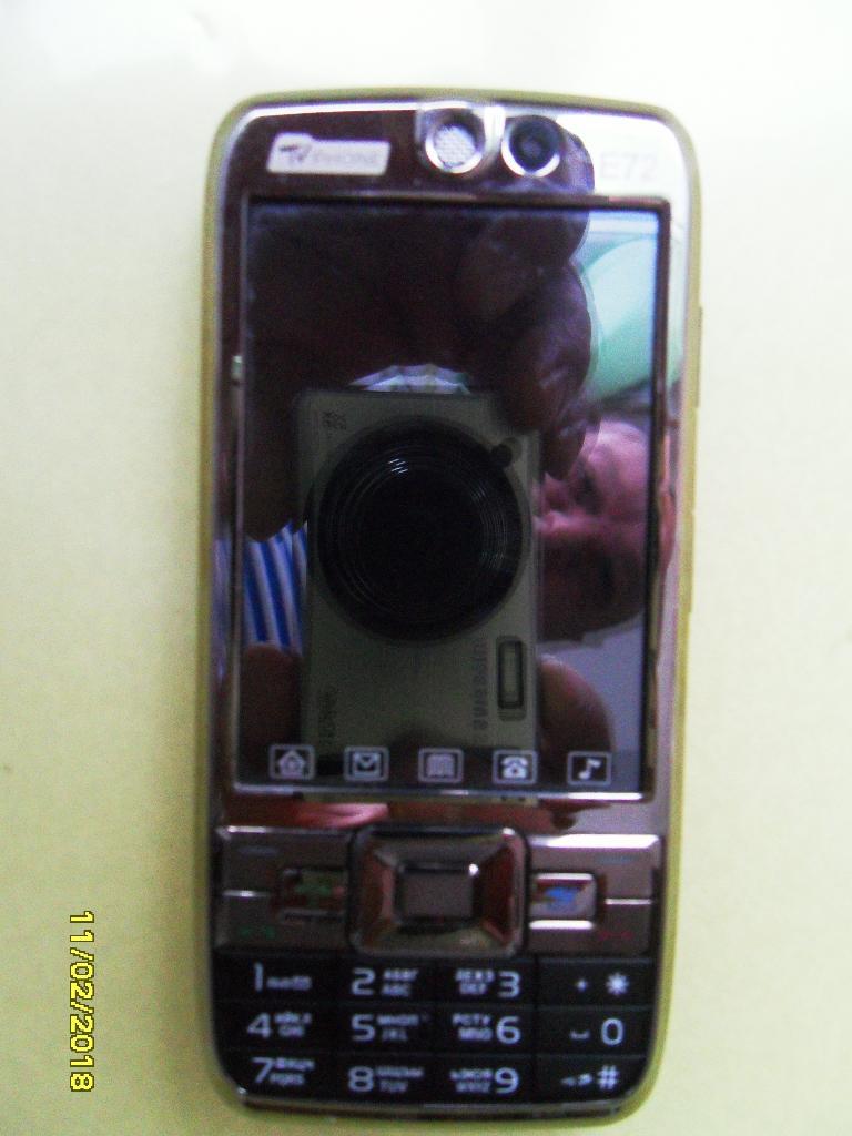 Телефон Nokia E72.