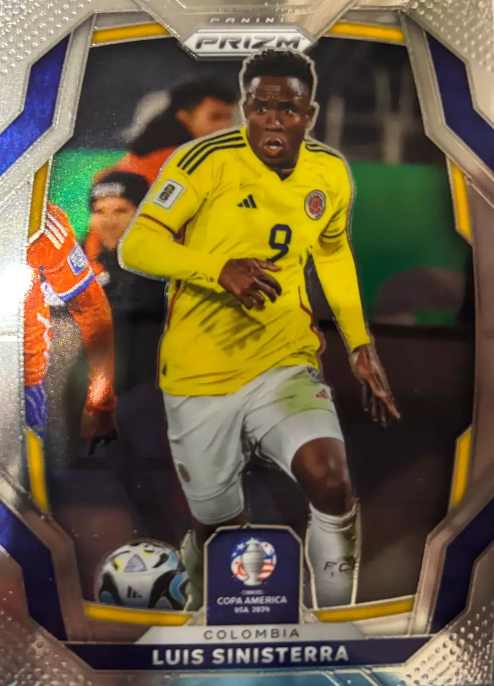 Карточка Луис Синистерра Колумбия, Лидс Юнайтед Кубок Америки 2023-24 Panini