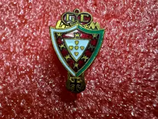 Знак футбольный клуб Lusitano Ginasio Clube Moncarapachense Португалия.