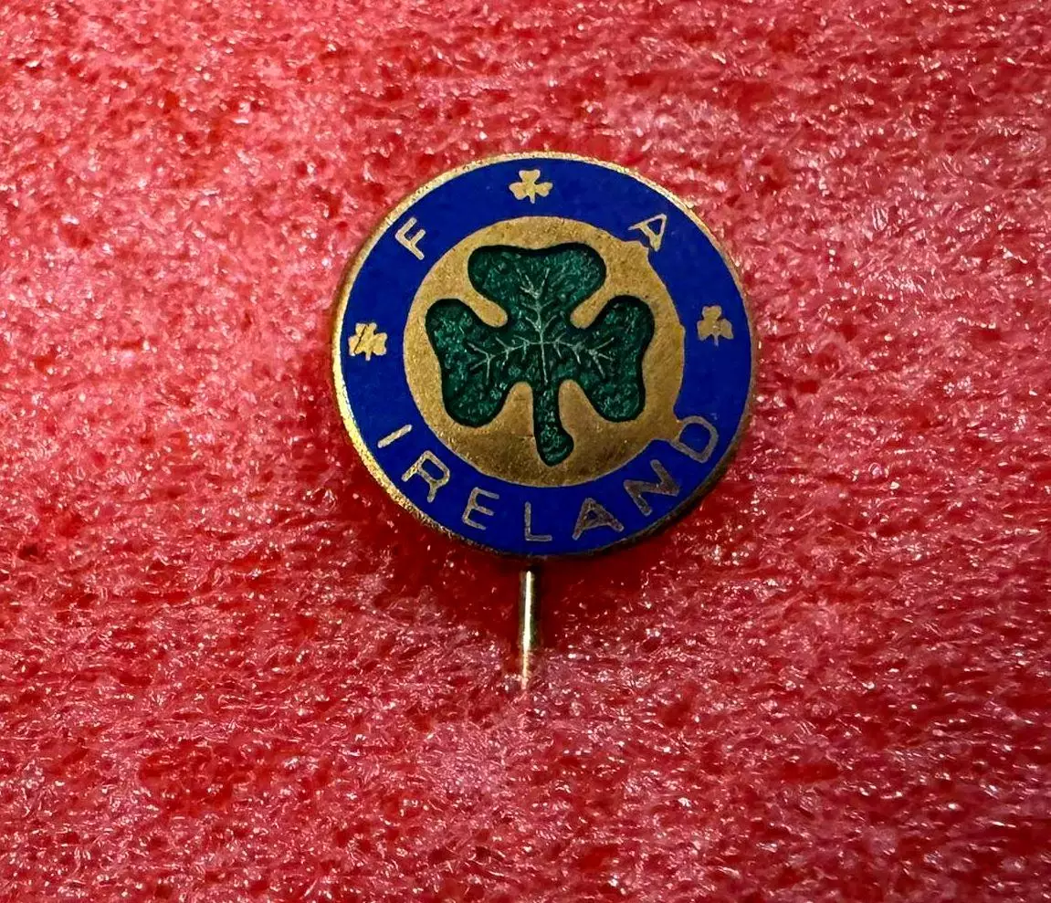 Знак Федерация футбола Ирландия.Производитель W.Reeves & Co Ltd.