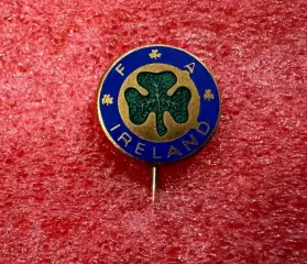 Знак Федерация футбола Ирландия.Производитель W.Reeves & Co Ltd.