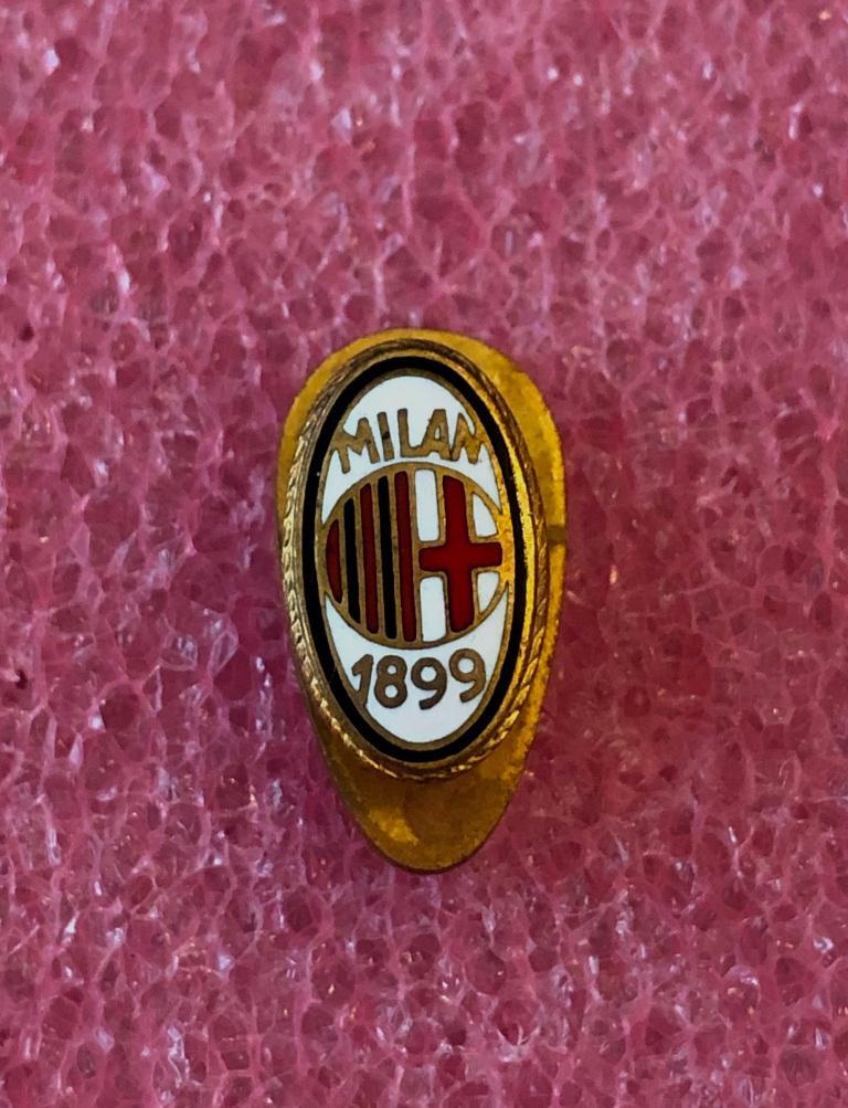 Знак футбольный клуб Милан Италия.