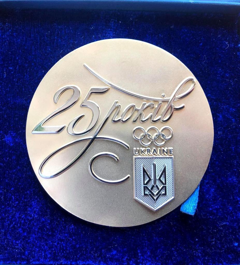 Настольная медаль в футляре 25 лет НОК Украины.
