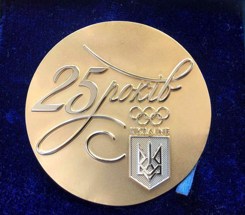 Настольная медаль в футляре 25 лет НОК Украины. 1