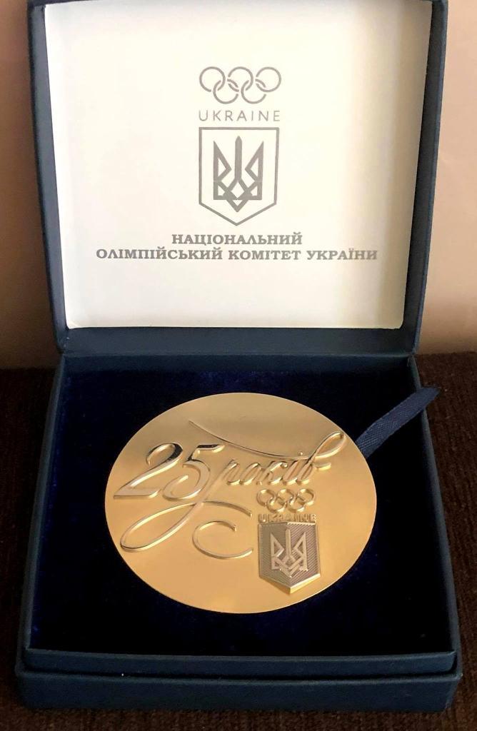 Настольная медаль в футляре 25 лет НОК Украины. 3