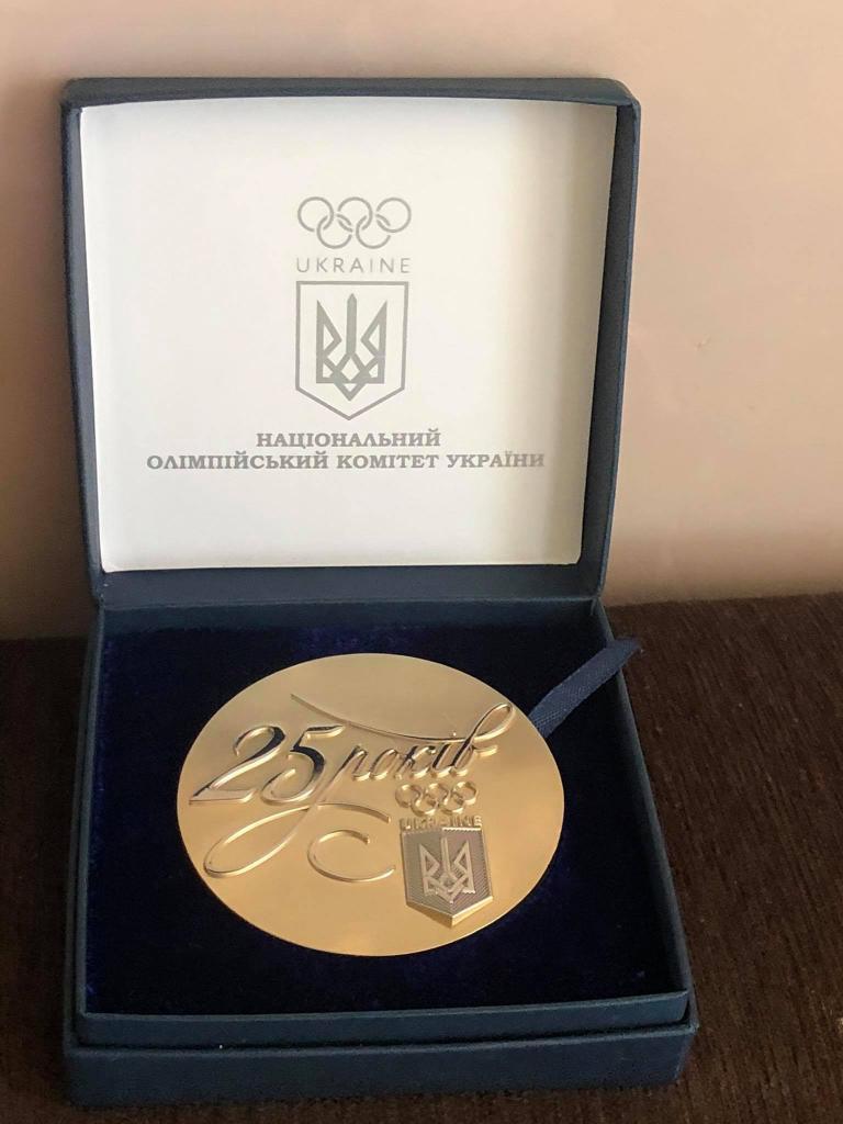 Настольная медаль в футляре 25 лет НОК Украины. 4