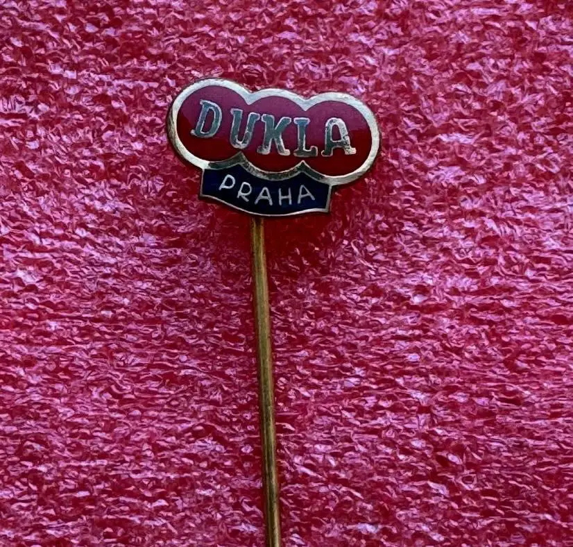 Знак футбольный клуб Дукла Прага Чехословакия.