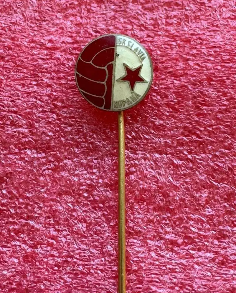 Знак футбольный клуб Славия Прага Чехословакия.