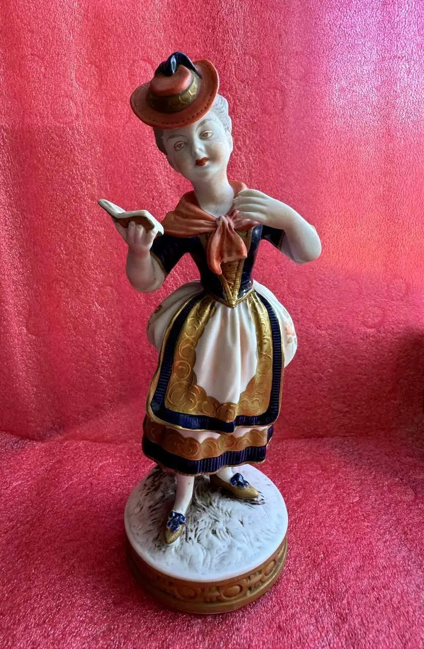 Фарфор статуэтка UNTER WEISS BACH Германия.