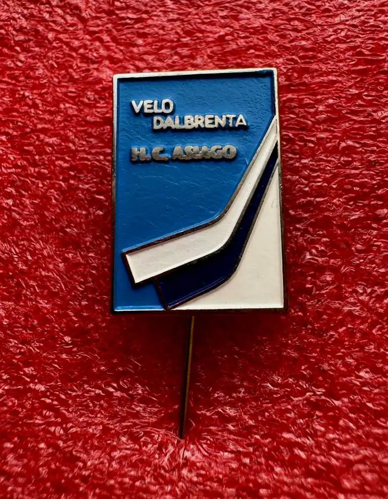 Знак хоккейный клуб Азиаго Италия.