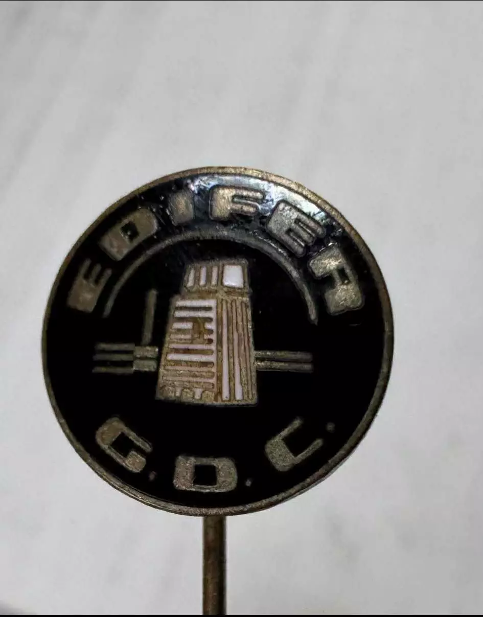 Знак футбольный клуб Grupo Desportivo Cultural Pessoal Edifer Португалия.