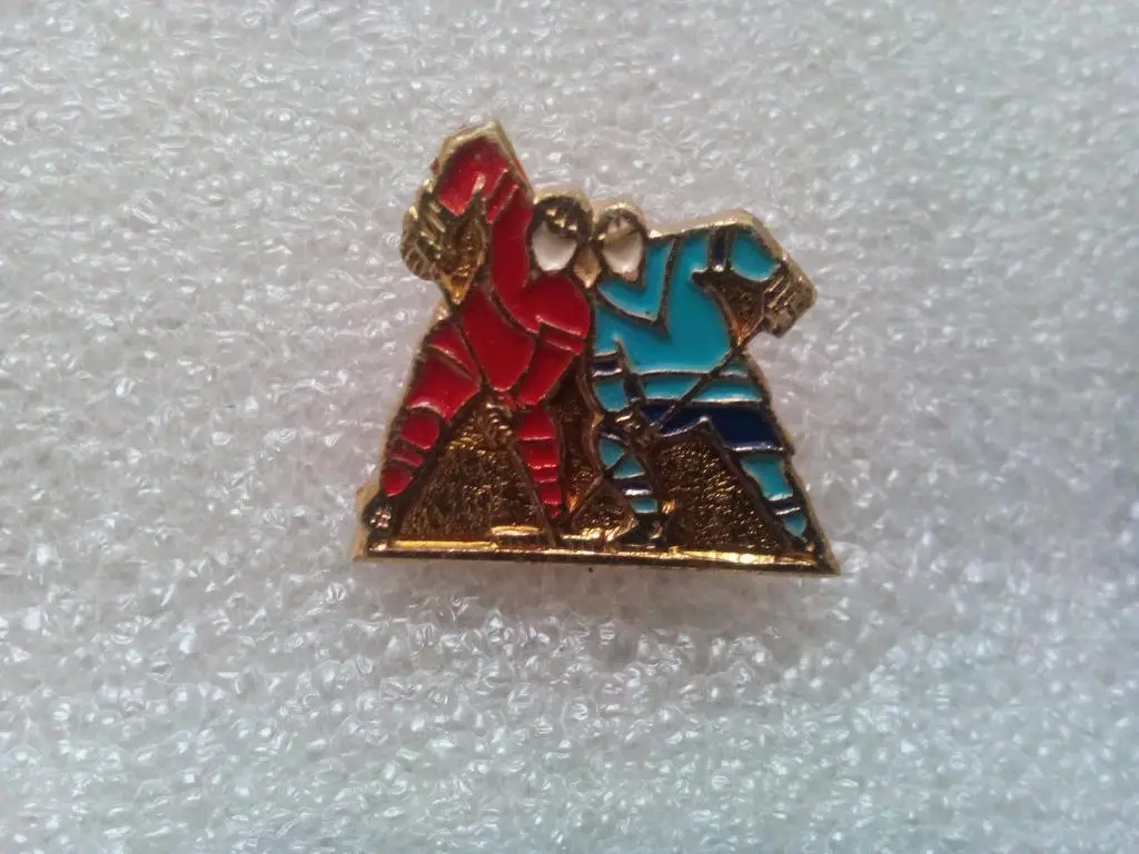 Хоккей борьба за шайбу