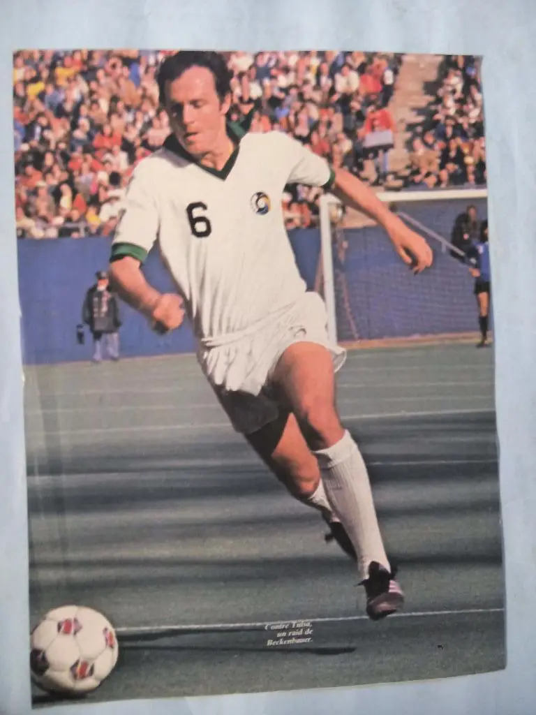 Лист из иностранного журнала- Беккенбауэр в форме Сантоса