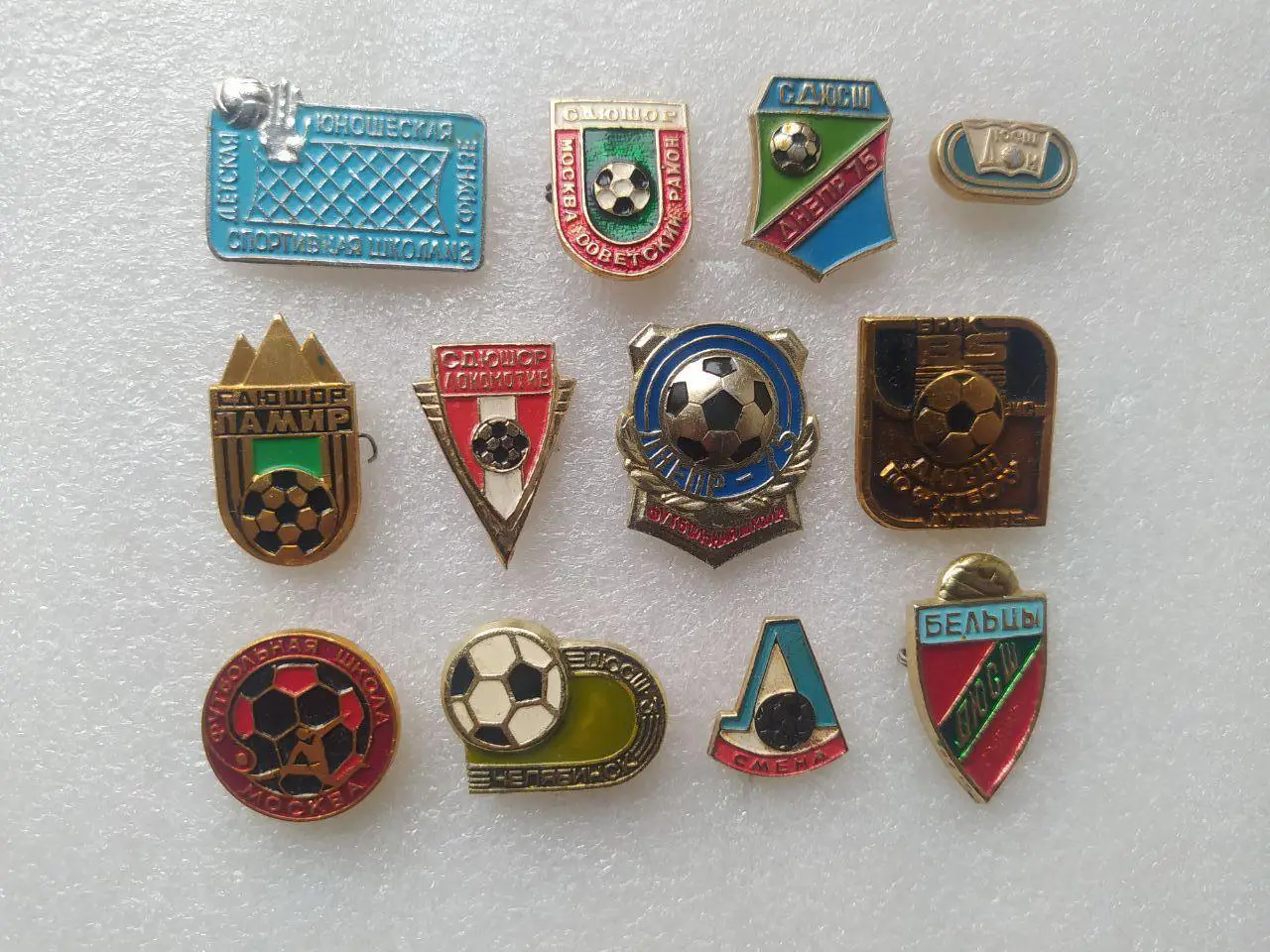 Подборка знаков ДЮСШ Футбол -Днепр,Челябинск,Фрунзе и др.12 знаков одним лотом