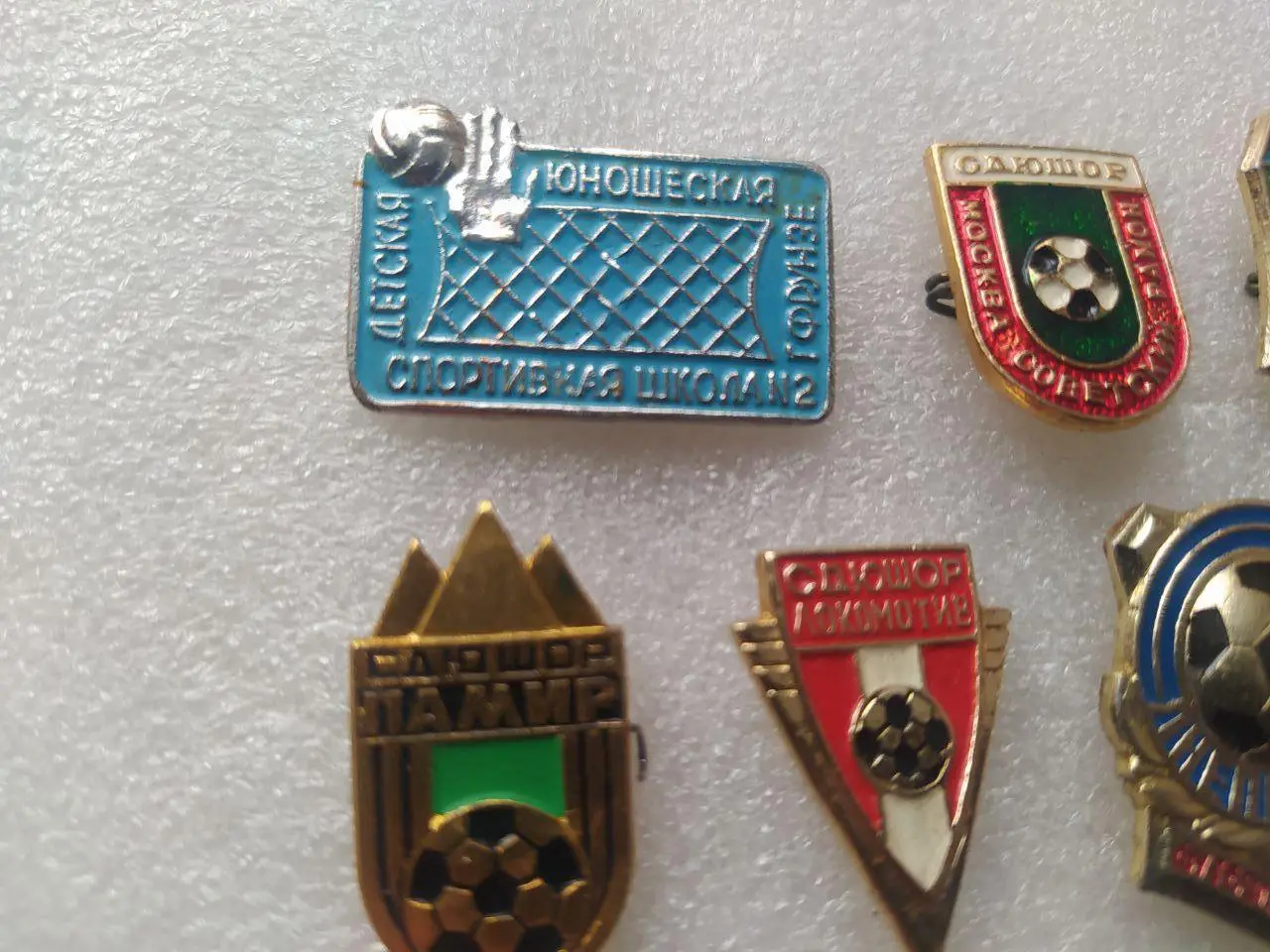 Подборка знаков ДЮСШ Футбол -Днепр,Челябинск,Фрунзе и др.12 знаков одним лотом 1