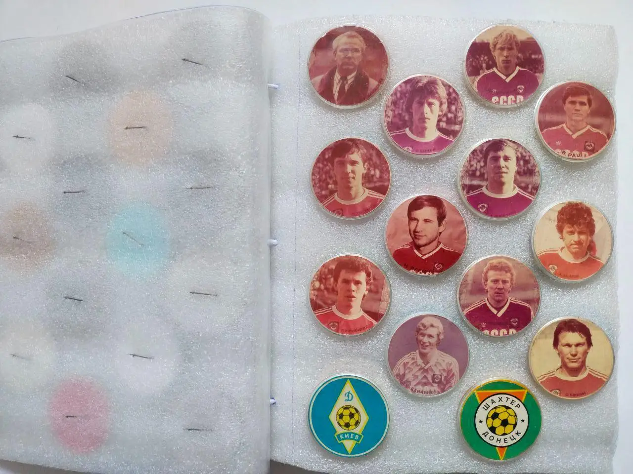 Коллекция пластмассовых знаков футбол,хоккей вместе 90 штук в альбоме 80 - е год 2