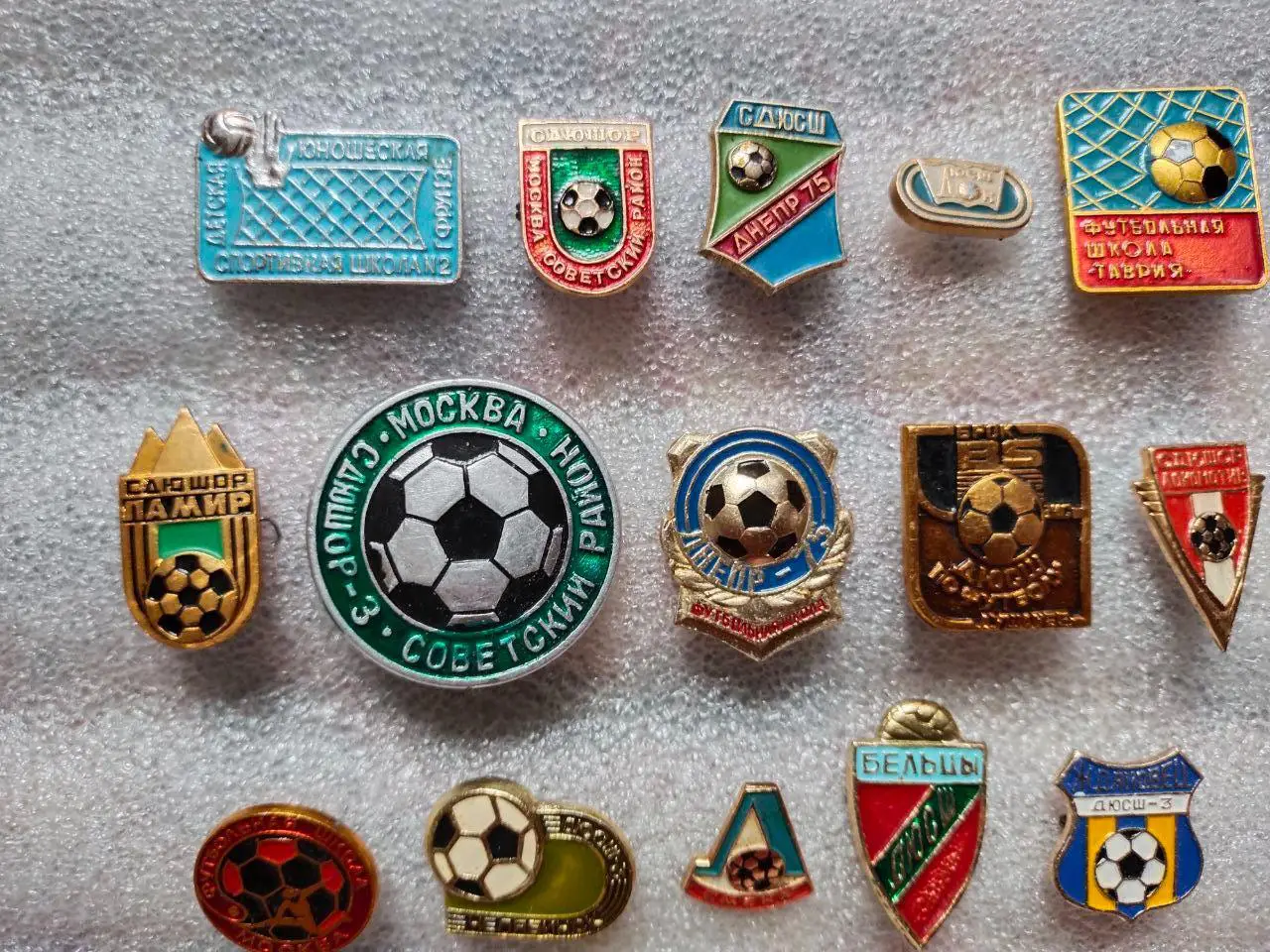 Подборка знаков ДЮСШ Футбол -Днепр,Челябинск,Фрунзе,Ждановец,Памир и др.15 знак