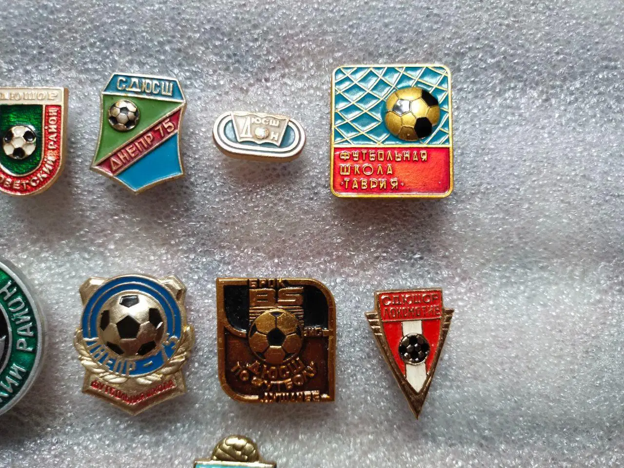 Подборка знаков ДЮСШ Футбол -Днепр,Челябинск,Фрунзе,Ждановец,Памир и др.15 знак 1
