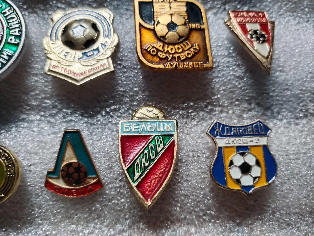Подборка знаков ДЮСШ Футбол -Днепр,Челябинск,Фрунзе,Ждановец,Памир и др.15 знак 5