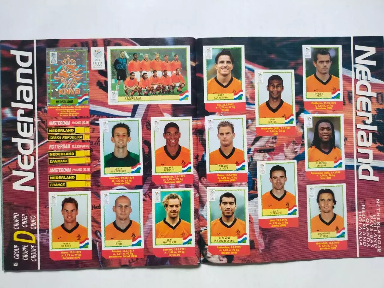 Заполнений альбом фирми PANINI - UEFA EURO 2000 вклеены все 358 наклеек 2