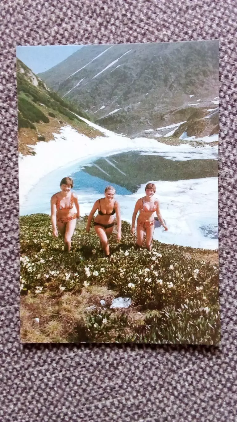 Карманный календарик : В горах Домбая 1990 г. (Девушка в купальнике , женщина)