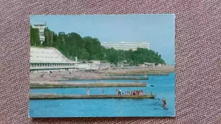 Черноморское побережье Кавказа : Сочи Городской пляж 1977 г почтовая с маркой