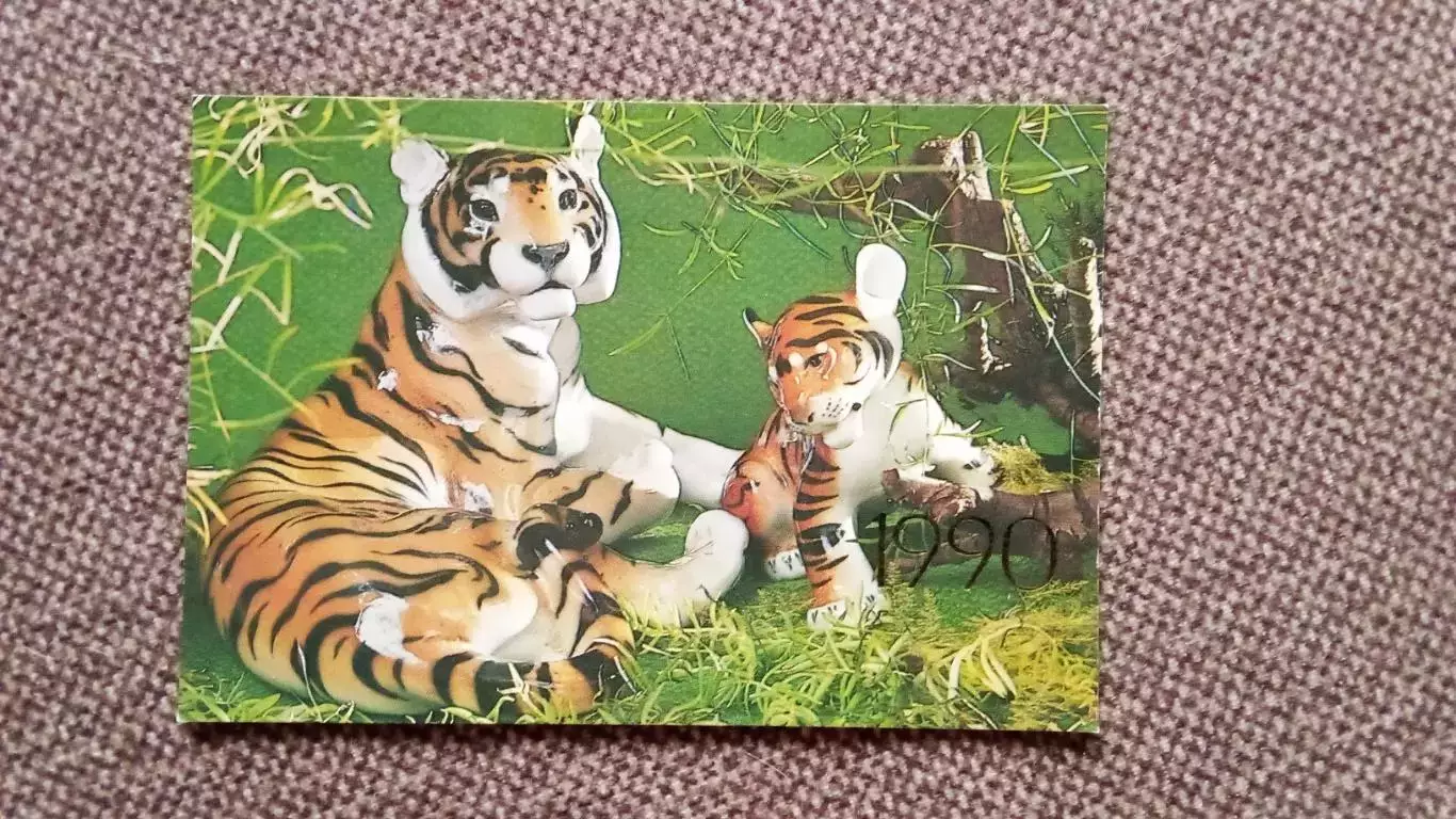 Карманный календарик : Тигр с тигрятами 1990 г (фауна , животные)