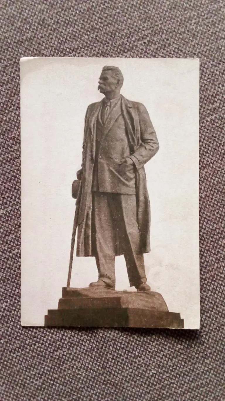 Почтовая карточка 1953 г. (чистая) Памятник Максиму Горькому (открытка)