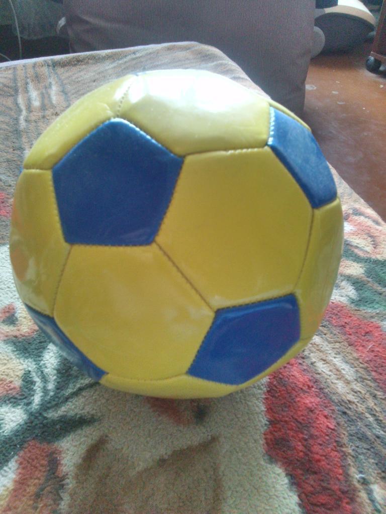 Футбол Футбольный мяч ( новый ) Желто - синий.
