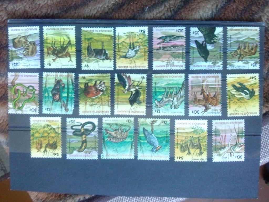 Бурунди 20 марок ( Золотая надпечатка ) Фауна Животные Птицы Змеи ( филателия )