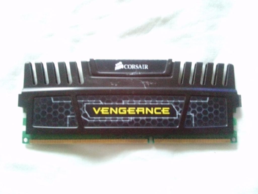 Модуль памяти : Corsair - Vengeance 4 Гб ( новый ) оперативная память