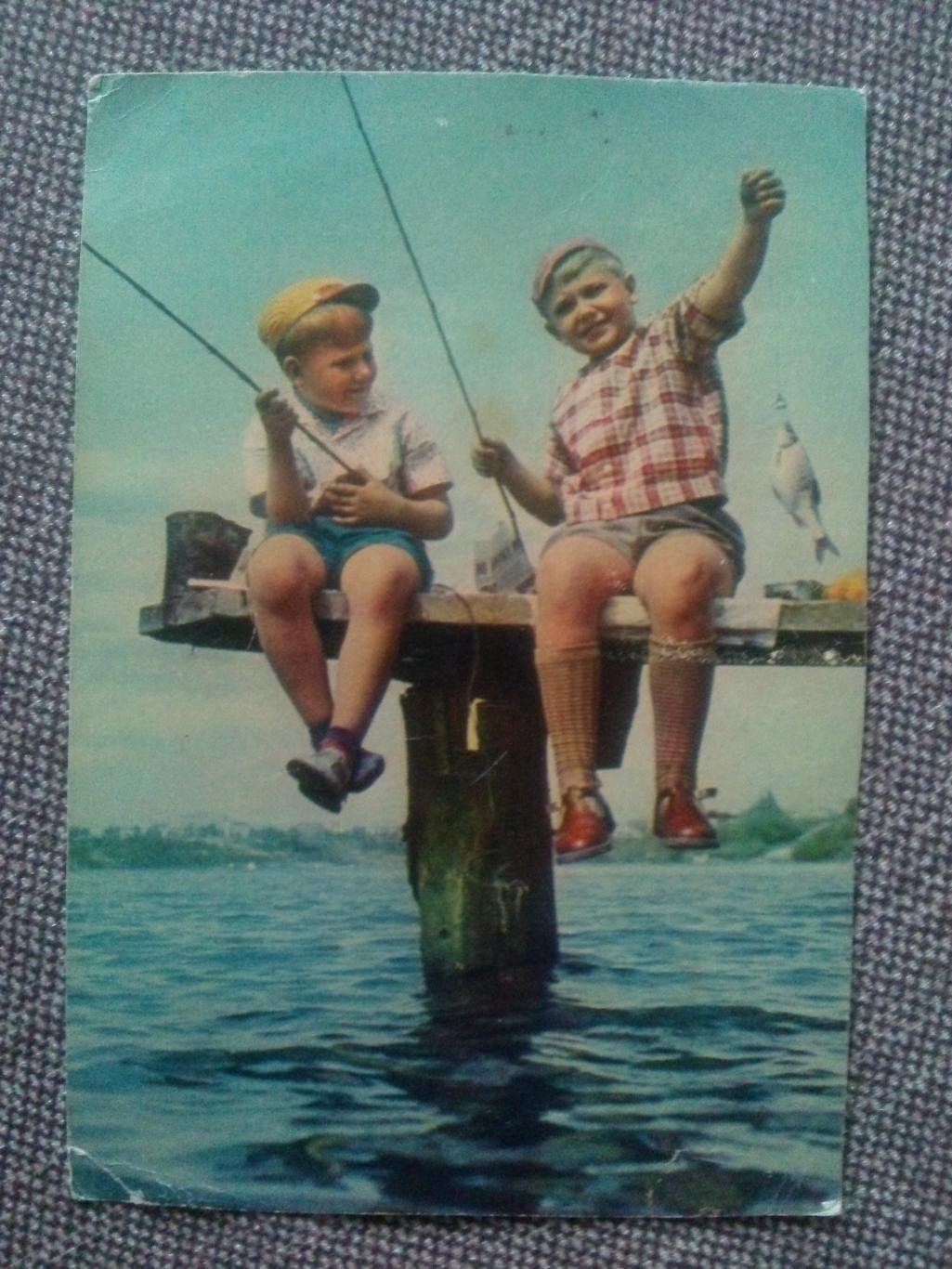 Приятели 1967 г. (Дети ребенок рыбалка рыбаки рыбная ловля)
