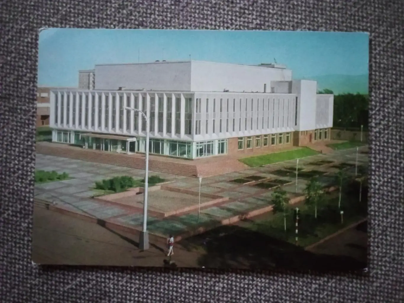 Города СССР : Красноярск - Дом Политпросвещения 1975 г. (почтовая с маркой)