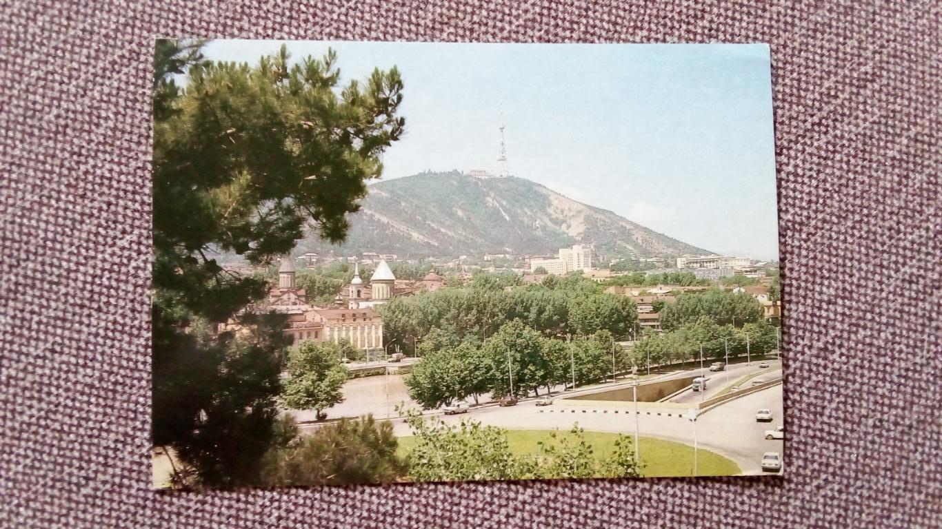 Города СССР : Тбилиси (Грузия) 1983 г. Один уз уголков старого города (почтовая)