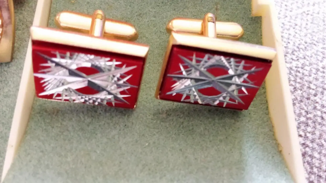 Набор запонок для рубашки 60 лет Великой Октябрьской революции в футляре 3