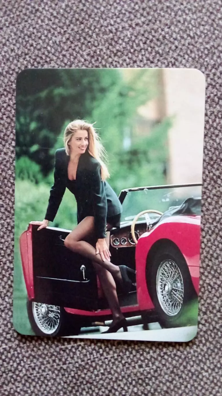 Карманный календарик : Автомобиль и девушка 1997 г. Росгосстрах