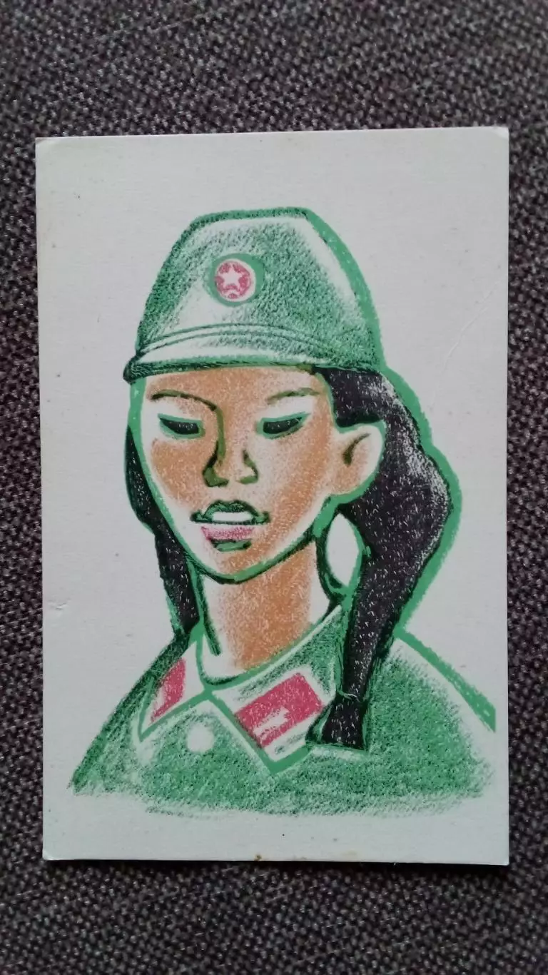 Вьетнамские девушки . Война во Вьетнаме 1969 г. Девушка в военной форме