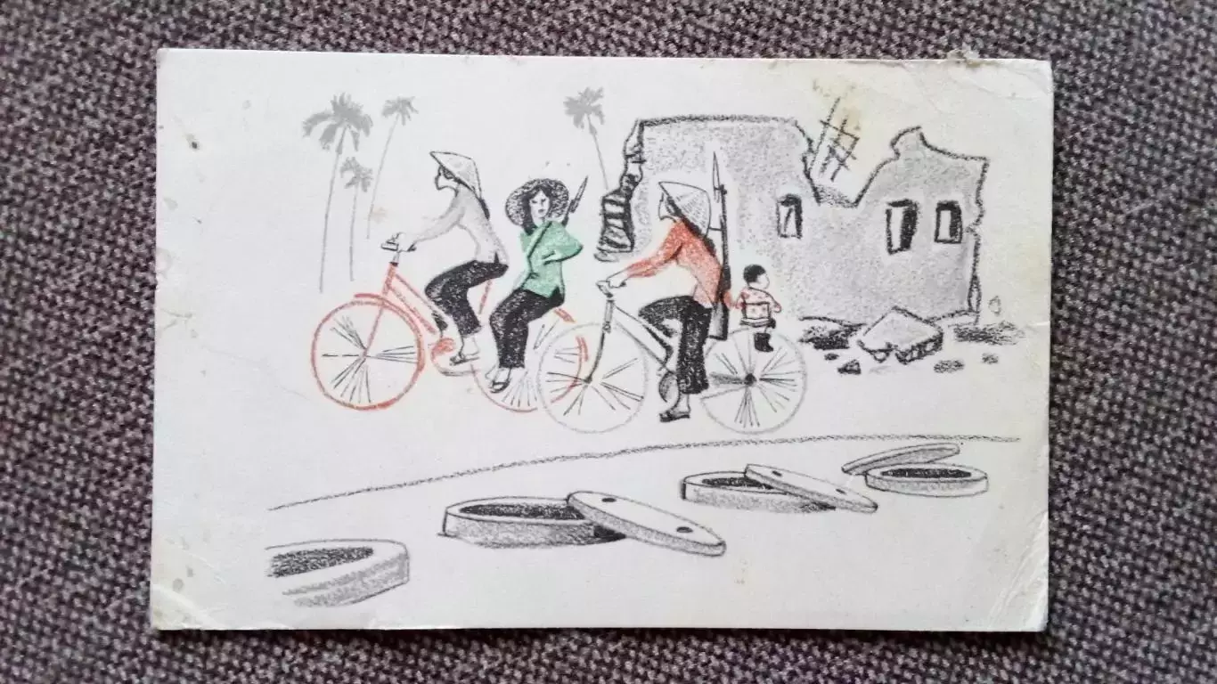 Вьетнамские девушки . Война во Вьетнаме 1969 г. На улицах Ханоя Велосипед