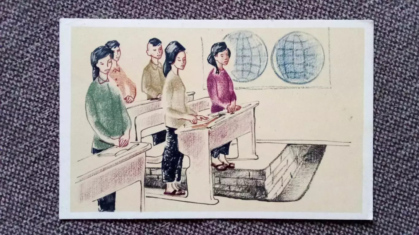 Вьетнамские девушки . Война во Вьетнаме 1969 г.Бомбоубежище в школе Девушка