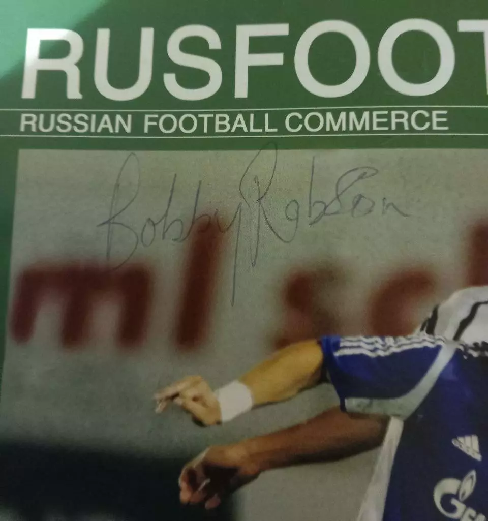 Автограф Бобби Робсона на обложке журнала