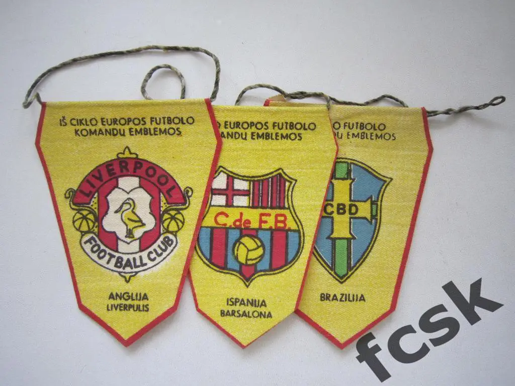 + Вымпелы одним лотом: Бразилия, Барселона Испания, Ливерпуль Англия