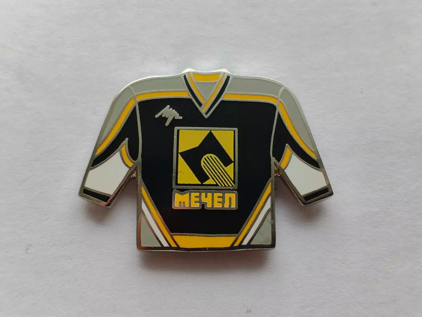 Лот 2 значка форма ХК Мечел (г. Челябинск) 1