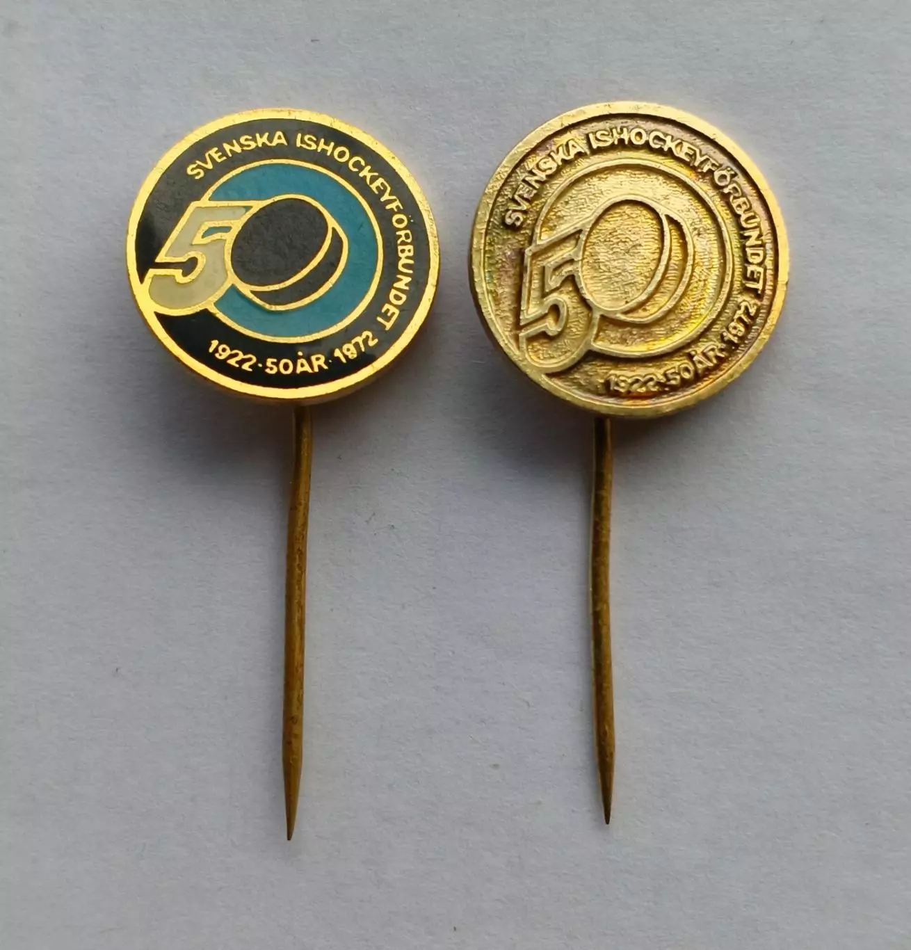 Лот 2 значка 50 лет шведскому хоккею