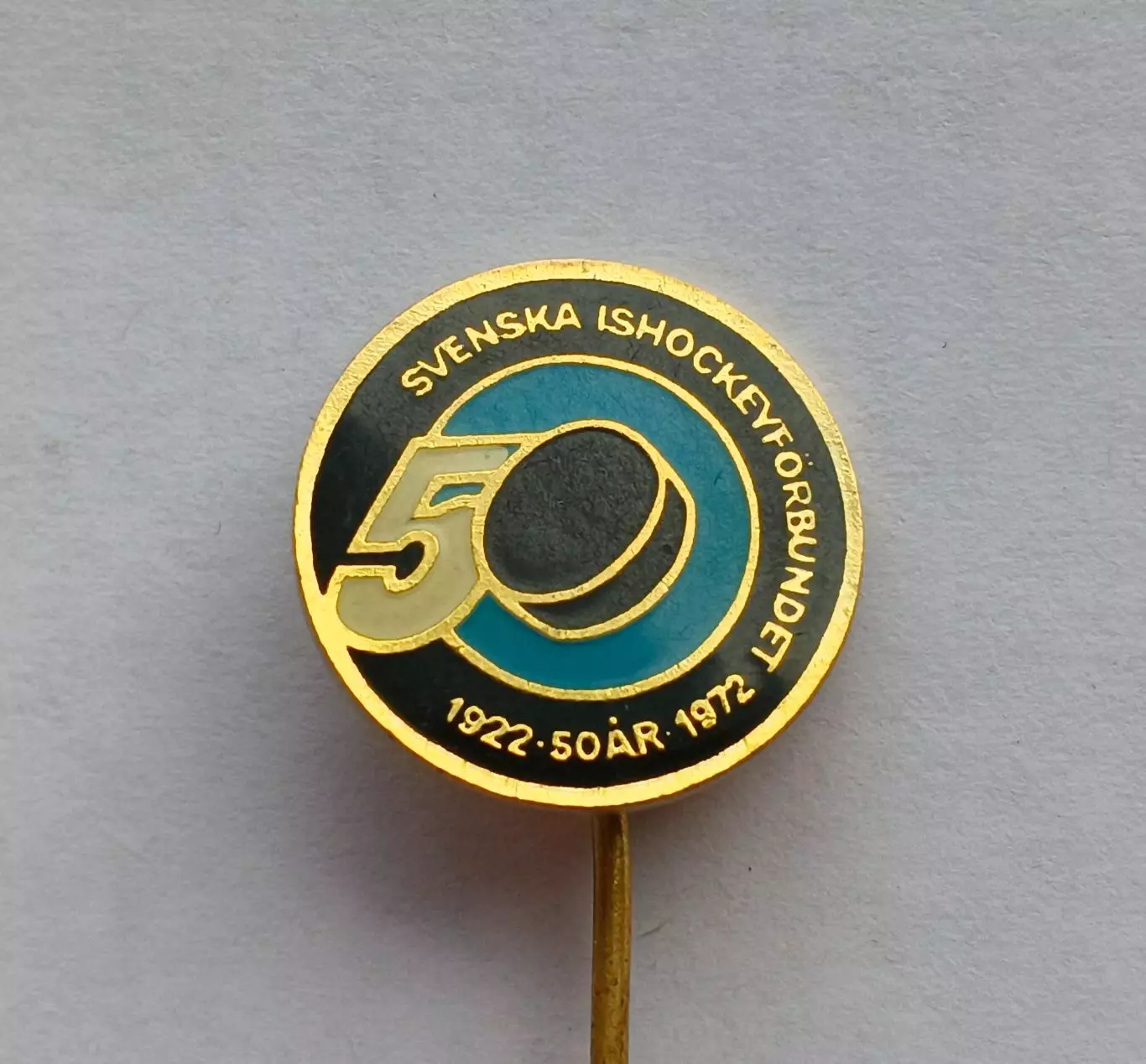 Лот 2 значка 50 лет шведскому хоккею 1