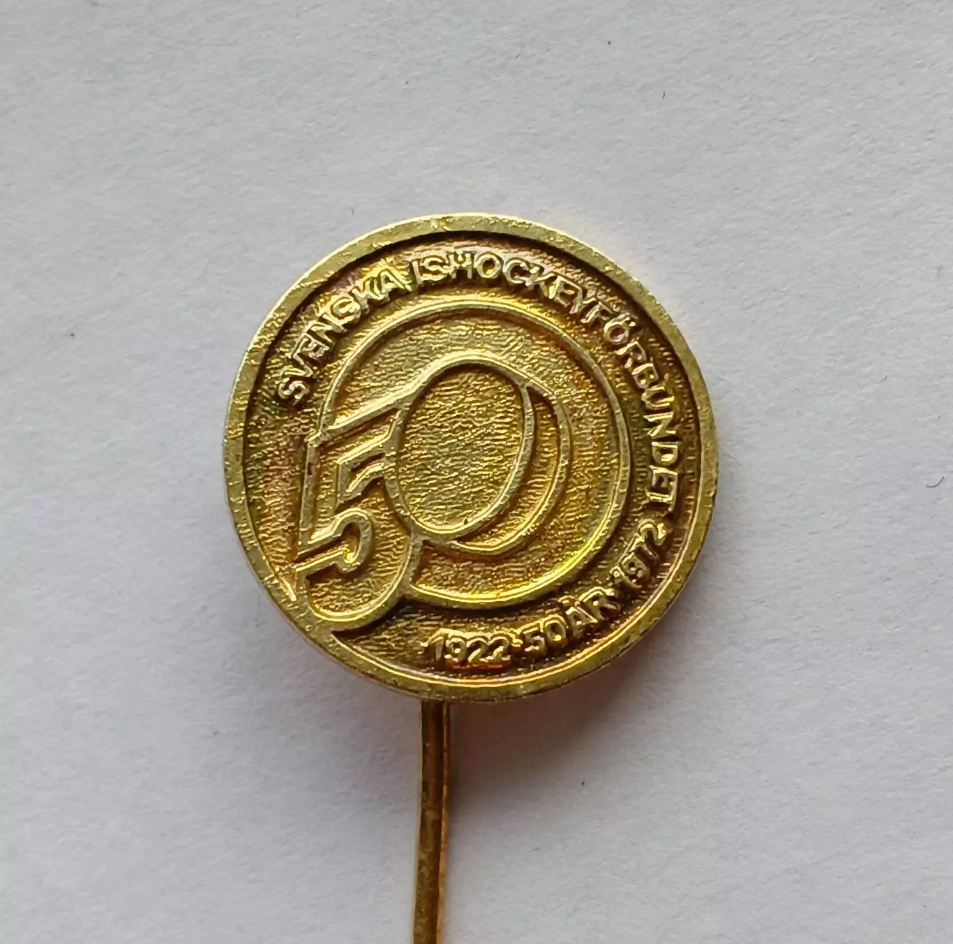 Лот 2 значка 50 лет шведскому хоккею 2
