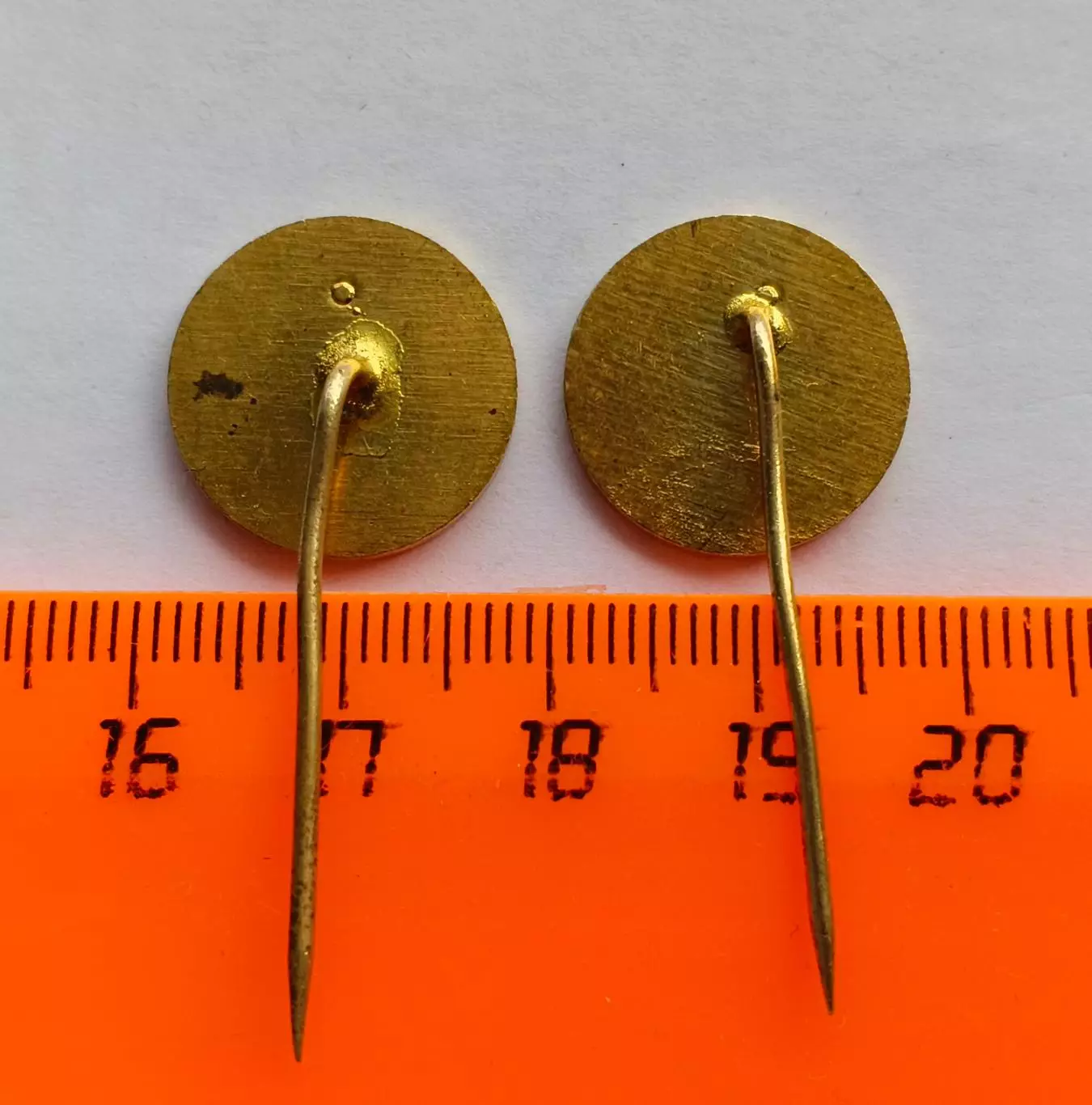 Лот 2 значка 50 лет шведскому хоккею 3