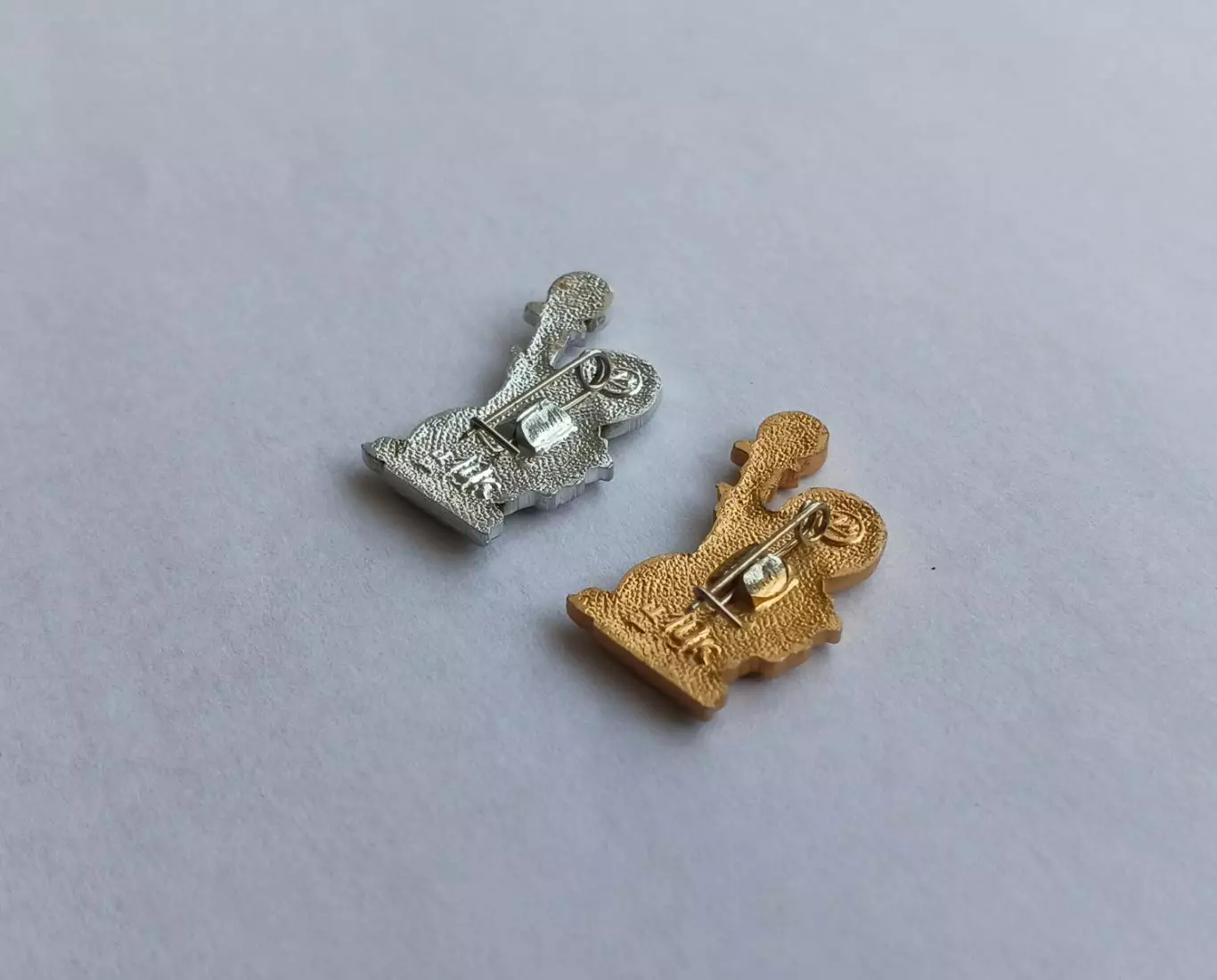 Лот 2 значка турнир хоккей приз Известие-86 3