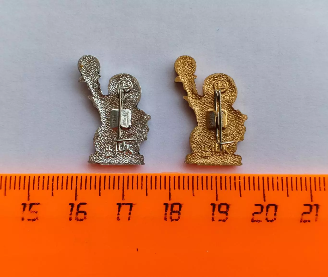 Лот 2 значка турнир хоккей приз Известие-86 4