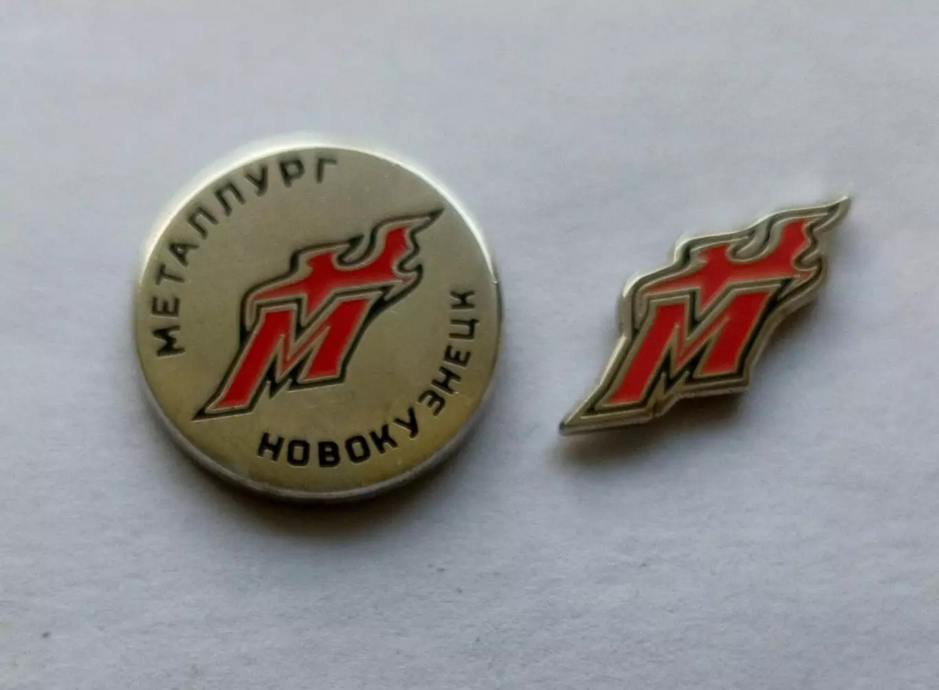 Лот 2 значка ХК Металлург ( г. Новокузнецк)